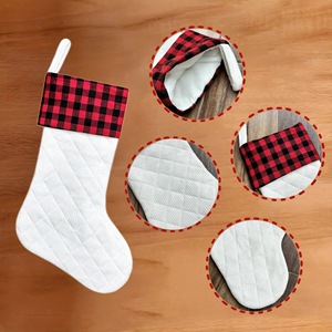 Calcetín Navideño Personalizado con Diseño <span class=keywords><strong>de</strong></span> Cuadros Buffalo, Puño Blanco <span class=keywords><strong>para</strong></span> <span class=keywords><strong>Bordar</strong></span>, Decoración Navideña Rústica en Rojo y Negro - Product Image 4