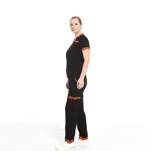 Tenues d'uniformes médicaux personnalisées OEM à imprimés africains pour femmes, hauts de blouse à manches courtes et col en V, pantalons cargo à jambe droite, ensembles deux pièces - Product Image 3