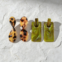 Boucles d'oreilles pendantes personnalisées en résine acrylique, motif écaille de tortue géométrique, torsadées, sculpturales, allongées et ondulées