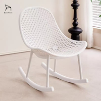 Fauteuil à bascule en plastique PP pour une personne, confortable et relaxant, idéal pour le salon ou le balcon.