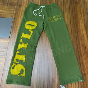 Pantalon de survêtement à jambe droite brodé d'autocollants vintage en polaire lourde pour hommes - Product Image 4