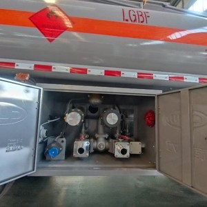 Camion-citerne à essence et diesel à transmission manuelle de 8 tonnes, fabricant de fourniture directe ; roues motrices 4x2, état d'<span class=keywords><strong>occasion</strong></span>, carburant <span class=keywords><strong>GPL</strong></span> - Product Image 5