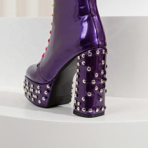 Bottes martin à bout carré et rivets pour femmes, chaussures d'hiver en matériau PU à talons compensés - Product Image 5