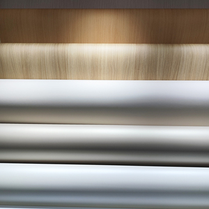 Película de PVC antiarañazos de grano de <span class=keywords><strong>madera</strong></span>, rodillo de PVC de imprimación a prueba de agua para impresión de dedos para espesor de superficie de gabinete de 0,17-0,5mm - Product Image 1