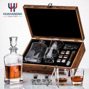 Set de Regalo de Coctel Personalizado con Decantador de Whisky de Cristal y Piedras en Caja de Madera - Product Image 2