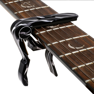 Capo <span class=keywords><strong>de</strong></span> guitare étendu en gros avec <span class=keywords><strong>fente</strong></span> intégrée pour plectre, personnalisable, en silicone <span class=keywords><strong>à</strong></span> mémoire <span class=keywords><strong>de</strong></span> forme pour guitare 12 cordes - Product Image 2