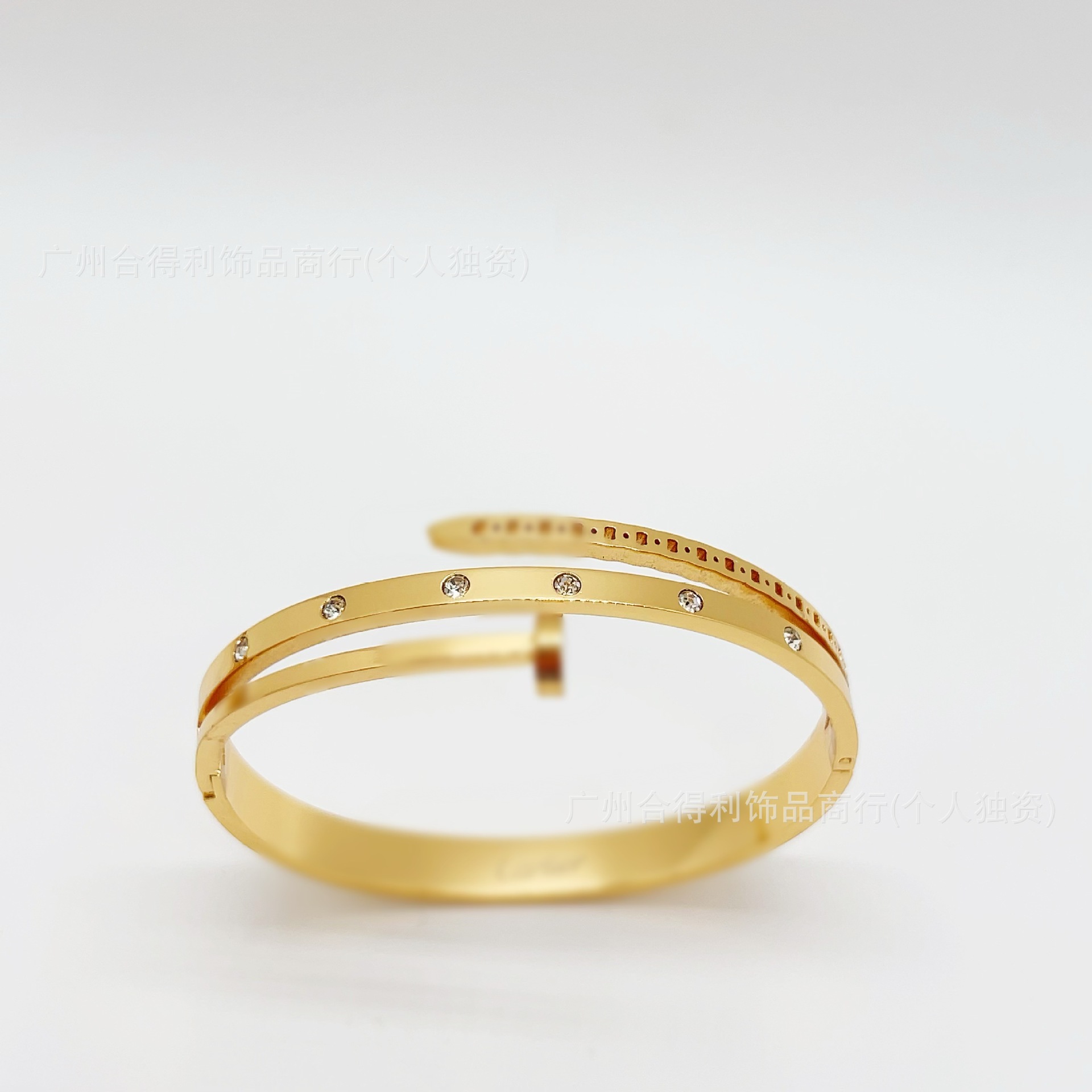 10 bracelets en or avec clous de diamants