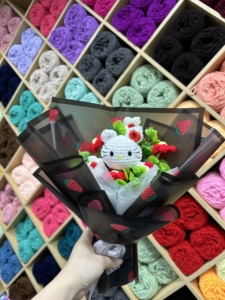Ramo de <span class=keywords><strong>Papel</strong></span> de Regalo con Diseño de Fresa Tejida a Crochet, Ramos de Flores Hechos a Mano, Ecológicos y Elegantes, Regalo para Graduación o Halloween - Product Image 1
