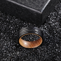 Bague en tungstène noir martelé de 8 mm POYA en gros avec doublure en bois de baril de whisky, cadeau classique pour fiançailles, anniversaire et mariage