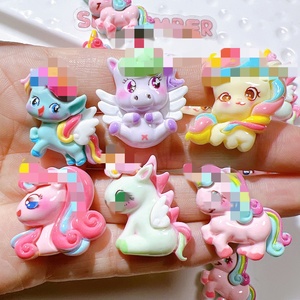 Mini colgante de caballo de resina, diseño Popular para dijes de funda de teléfono y decoración de llavero, artesanías de resina al por mayor - Product Image 1