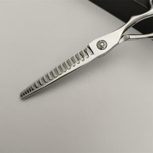 Tijeras de peluquería L9U de 6.0 pulgadas, de acero inoxidable, para diestros, con hoja estándar, fabricadas en Suzhou - Product Image 3