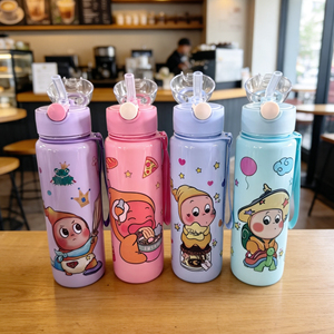 ขวดน้ำพลาสติกลายการ์ตูนสีสันสดใสน่ารัก พร้อมหลอดและเชือกพกพาสะดวกสำหรับเด็กๆ พกไปโรงเรียน ความจุ 700 มล. - Product Image 2