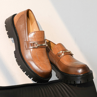 Mocassins en PU unis pour hommes, style décontracté chic britannique, chaussures de bureau et de soirée de luxe, semelle intérieure confortable, à enfiler, respirantes et antidérapantes