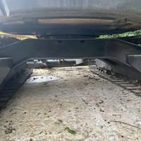 Excavatrice 323 2024 de 23 tonnes avec godet de terrassement, équipement de construction sur chenilles jaunes, doté de moteur, boîte de vitesses et pompe