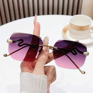 แว่นกันแดดทรงเหลี่ยมดีไซน์เก๋สไตล์<span class=keywords><strong>งู</strong></span>  ตกแต่งกรอบโลหะไร้ขอบ ขาโลหะ ป้องกันรังสียูวี สำหรับทุกเพศ - Product Image 1