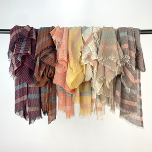 Tendance 2025 MANIN Foulards, châles et hijabs pour femmes en coton respirant, longs, rayés, en organza plissé avec fils de satin chatoyants - Product Image 3