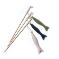 Vente en gros baguette en bois durable pour chat, couleurs assorties, jouet interactif pour chat, style drôle, corde, boules en plastique nylon pour cataire
