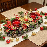 Décoration de table de Noël avec bougie, cône de pin, baies rouges, poinsettia, verdure artificielle, décoration de maison pour les fêtes