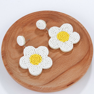 Boucles d'oreilles tissées Style Resort élégant exagéré fleurs à cinq pétales blanc jaune perles de riz boucles d'oreilles pour femmes Uionen 1829 - Product Image 2