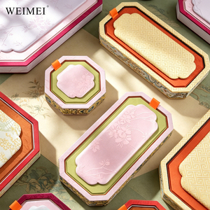 Bandeja de Exhibición de Joyería WEIMEI con Logotipo Personalizado, Diseño Oriental de Lujo con Forma de Ruyi, Tela Brocada en Rosa y Verde en Contraste - Product Image 1