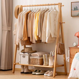 Perchero Sencillo de Bambú y Ratán de Doble Nivel, Organizador de Ropa, Almacenamiento para Dormitorio, Armario Multifuncional - Product Image 1