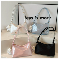 Sac à bandoulière demi-lune en satin avec fermeture éclair, logo personnalisé, minimaliste, mini, luxueux, brillant, soyeux, mignon, avec breloque en peluche, tendance, pour femme, faible MOQ