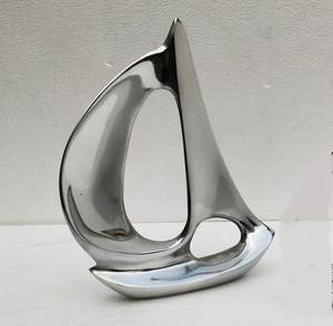 Barco Náutico de Calidad Garantizada con Diseño Moderno y Superficie Pulida de Metal, en Venta - Product Image 3