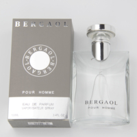 Parfum féminin, flacon en verre rectangulaire transparent, bouchon argenté, boîte grise, feuilles de thé vert, minimaliste, longue tenue