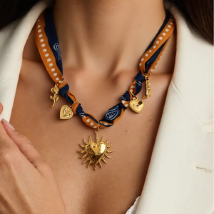 Collar con colgante de corazón de acero inoxidable estilo europeo americano, joyería de tela con lazo anudado para mujer, a la moda. - Product Image 1
