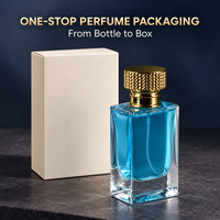 Flacon de parfum rectangulaire en verre personnalisé de 50 ml avec base épaisse et capuchon doré texturé pour l'emballage de parfums