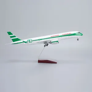 Modelo de Avión de Resina a Escala 1/142 de 47 cm de Cathay Pacific Airways <span class=keywords><strong>Airbus</strong></span> <span class=keywords><strong>A350</strong></span>-<span class=keywords><strong>900</strong></span> con la Decoración del 80 Aniversario y Ruedas - Product Image 1