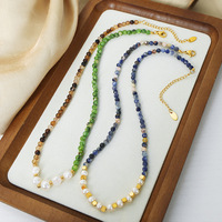 Collier en pierres naturelles aux tons terreux avec détail perle d'eau douce, chaîne d'extension ajustable plaquée or pour femme