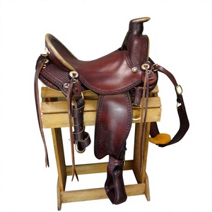 Silla de montar inglesa de cuero genuino BS International con estructura de madera y herrajes SUS304 para equitación, sostenible y con colores personalizables. - Product Image 1