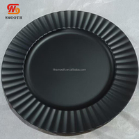 Assiettes de présentation rondes en plastique PP noir de 13 pouces à bord festonné, vente en gros d'usine, pour événements de mariage et vaisselle de table