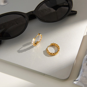 Pendientes de Aro de Lujo con Circonitas, Chapados en Oro Brillante, de Acero Inoxidable Hipoalergénico e Impermeable, para Uso Diario - Product Image 3