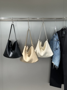 Sac fourre-tout en cuir surdimensionné et souple, style britannique, en cuir de buffle texturé avec doublure en daim, fabrication artisanale française, B2B OEM ODM - Product Image 1