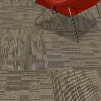 Dalles de moquette modulaires faciles à remplacer pour les sols surélevés dans les centres de données