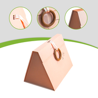 Boîte cadeau triangulaire rigide magnétique écologique haut de gamme unique avec un nouveau design, logo en relief, doublure en éponge et laminage mat