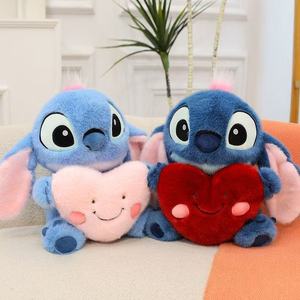 Peluche <span class=keywords><strong>de</strong></span> Stitch con Corazón Cosido - Muñeco <span class=keywords><strong>de</strong></span> <span class=keywords><strong>Lilo</strong></span> & Stitch con Almohada Abrazable, Peluche Suave Premium al por Mayor - Product Image 3