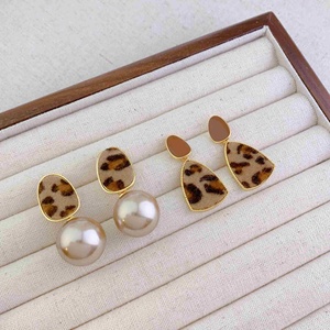 Boucles d'oreilles pendantes exagérées en flanelle à imprimé léopard vintage en or véritable plaqué cuivre, nouvelle mode haut de gamme pour femmes, automne-hiver - Product Image 4