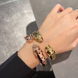 Brazalete de Acero Inoxidable Pulido con Baño de Oro de 18K, Diseño de Pantera Negra de Dos Cabezas, con Circonitas Brillantes, Esmeraldas y Ónix en Sub-oro - Product Image 6