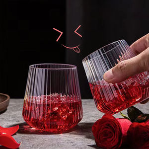 Coupe à vin rouge en plastique à rayures verticales, fabriquée au Vietnam - Product Image 2