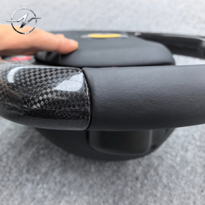 Volante Deportivo de Cuero Rojo y Fibra de Carbono para Mejora del Interior de Ferrari - Product Image 3