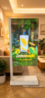 Kiosque OLED transparent en forme de L de 55 pouces, 2K, écran tactile 10 points, signalisation numérique, 43 % de transmittance, RS232, Android/PC, SDK OEM pour la vente au détail