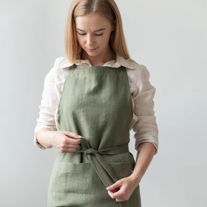 Delantal de babero con mangas de lino natural de color personalizado para mujeres y hombres Uniforme de salón suave con bolsillos Uso en la cocina - Product Image 1