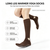 Chaussettes de yoga et de pilates PATON personnalisées mi-mollet à motif cœur, antidérapantes, avec construction de bout sans couture, pour barre et ballet