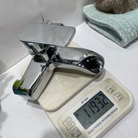 Robinetterie de douche murale pour salle de bain, en zinc chromé, triple poignée, jet de pluie, cartouche céramique douce, design moderne poli, eau chaude et froide