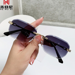 แว่นกันแดดแฟชั่นทรงโลหะสำหรับผู้หญิง รุ่น 8307 พร้อมเลนส์โพลาไรซ์ PC และโลโก้แบบกำหนดเองได้ - Product Image 1