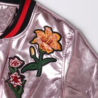Blouson de baseball pour femmes en cuir de couleur rose brillant avec logo personnalisé manteau blouson bombardier tendance OEM avec logo brodé pour femmes