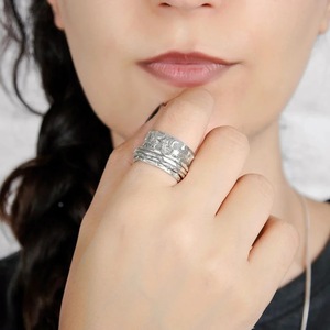 Anello alla Moda con Texture Solare, Design Geometrico Minimalista ed Elegante, Gioiello da Donna per Uso Quotidiano - Product Image 4